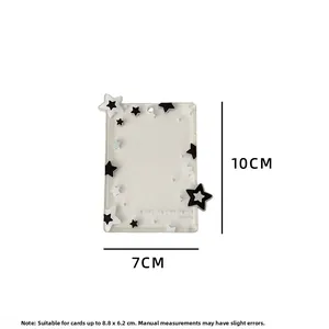 Gros plan du protège-carte photo en acrylique transparent 10x7cm avec motifs d'étoiles