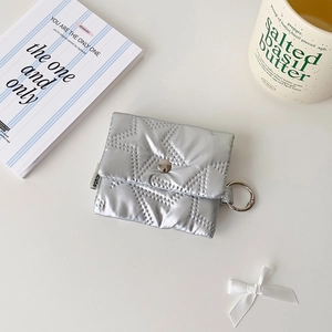 Dettaglio della mini borsa organizer argento trapuntata con chiusura e etichetta cute