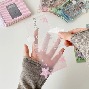 Dettaglio che mostra la rimozione della pellicola protettiva dal porta fotocard in acrilico