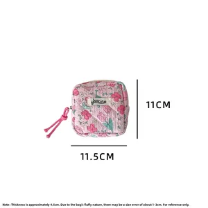 Dettaglio della borsa trapuntata rosa con tulipani e misure 11,5 cm di larghezza e 11 cm