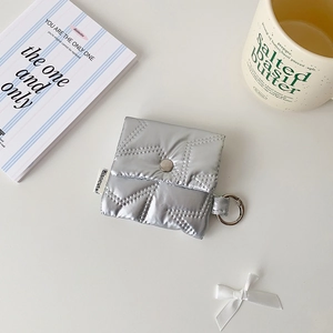 Macro di mini pochette argento trapuntata con bottone a pressione e anello laterale