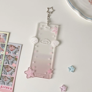 Dettaglio macro del porta-foto in acrilico con sfumatura rosa, stelle e ali dolci