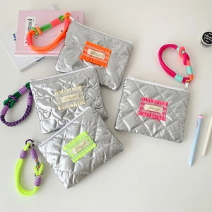 Mini pochettes de rangement en PU métallisé avec anses en corde néon et motif matelassé