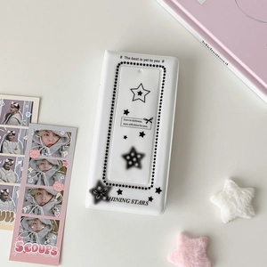 Détail d'un album photo blanc avec des motifs d'étoiles et le texte Shining Stars