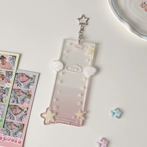 Dettaglio del porta fotocard in acrilico sfumato rosa con stelle e gancio argento