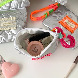 Trousse à maquillage matelassée argentée avec poignées néon et motif de cœurs
