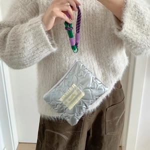 Trousse de maquillage argentée matelassée en cœur avec poignée tressée colorée