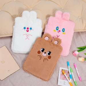 Détail des housses de tablette en peluche avec broderies d'ours et de lapins pour iPad