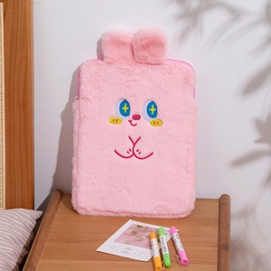 Détail de la housse iPad en peluche rose avec oreilles 3D et visage de dessin animé