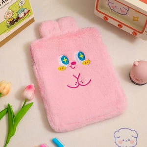 Gros plan d'une housse en peluche rose pour tablette avec oreilles de lapin brodées