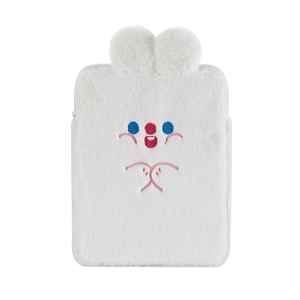 Détail de la housse de tablette ours en peluche blanche avec oreilles et broderies