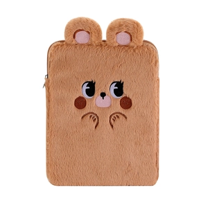 Détail de la housse de tablette en peluche marron avec ours brodé et oreilles 3D
