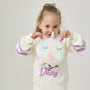 Mädchen hält eine bunte Plüsch-Einhorn-Umhängetasche mit sanftem Farbverlauf