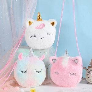 Detailansicht der flauschigen Einhorn-Plüschtaschen in Weiß, Rosa und Farbverlauf