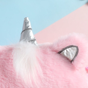 Detailaufnahme der rosa Plüsch-Einhorn-Tasche mit weichem Webpelz und silbernem Horn
