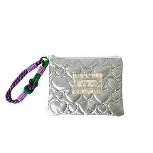 Pochette argentée matelassée à motifs cœurs avec dragonne tressée violette et verte