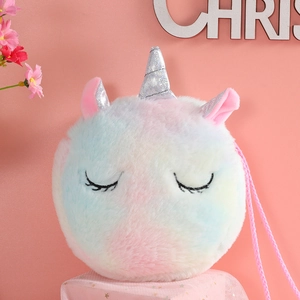 Detailansicht der Einhorn Plüschtasche mit Glitzerhorn und Macaron Farbverlauf Design