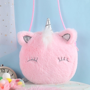Nahaufnahme der rosa Plüsch-Einhorntasche mit weichem Kunstfell und silbernem Horn