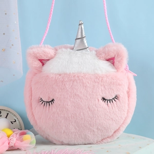 Detailansicht der rosa Einhorn-Plüschtasche mit silbernem Horn und Stickerei