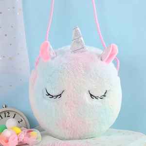 Details der Einhorn-Umhängetasche aus Plüsch mit Regenbogenfell und Glitzerhorn