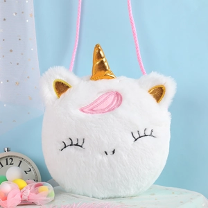 Detail der weißen Einhorn-Tasche mit weicher Plüschtextur und rosa geflochtenem Gurt