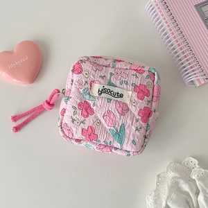 Primer plano del estuche acolchado de tulipanes rosas con cremallera y etiqueta