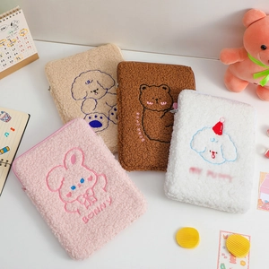 Custodie per tablet in peluche con simpatici motivi a fumetti di coniglio e orsetto