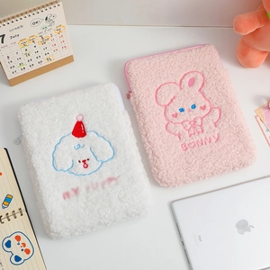 Dettagli delle custodie per iPad in peluche con ricami di cagnolino e coniglietto