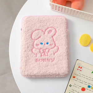 Dettaglio custodia iPad in peluche rosa con ricamo a coniglietto e scritta BONNY ricamata