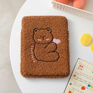 Dettaglio della custodia per iPad in peluche marrone con ricamo orso su pile morbido