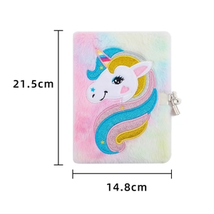 Dettaglio del quaderno unicorn peluche con misure 21,5x14,8cm e lucchetto in metallo