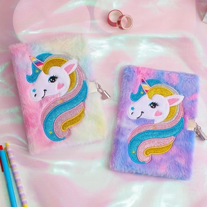 Dettaglio di quaderni unicorno in peluche con serratura e copertina in morbida pelliccia