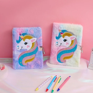 Dettaglio di taccuini unicorno in peluche con serrature in metallo e pelliccia colorata