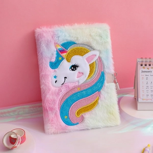 Dettaglio del taccuino unicorno in peluche arcobaleno con lucchetto di sicurezza in metallo