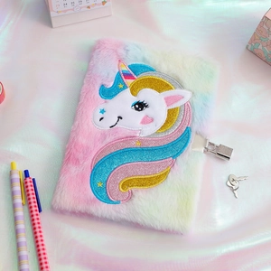 Dettaglio del diario di unicorno in peluche con lucchetto in metallo e penna a sfera