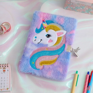 Dettaglio del diario di unicorno in peluche con pelliccia sfumata e lucchetto in metallo