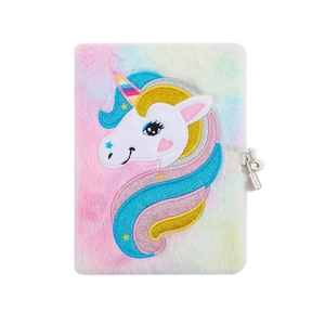 Diario unicorno di peluche con pelliccia sfumata pastello e lucchetto in metallo con chiavi