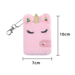 Ciondolo taccuino unicorno in peluche rosa, 7x10cm, con corno glitterato e ricamo arcobaleno