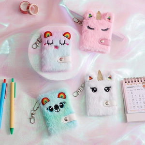 Mini portachiavi taccuino unicorno in peluche con dettagli ricamati e gancio in metallo