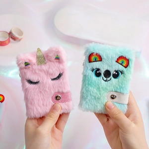 Dettaglio di mini taccuini in peluche unicorno e koala con pelliccia e bottone a scatto