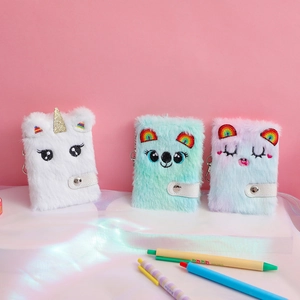 Dettaglio dei quaderni di peluche unicorno e koala con morbida pelliccia sintetica e ricami