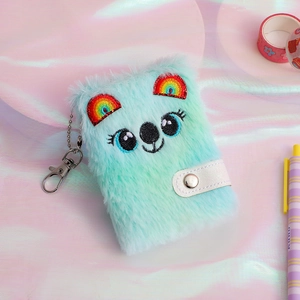 Dettaglio del taccuino in peluche a forma di koala verde menta con clip per portachiavi