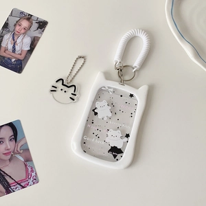 Dettaglio porta tessere in silicone bianco a forma di gatto con cordino e ciondolo