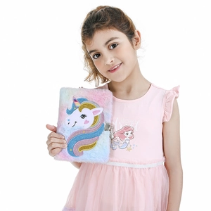 Diario unicorno in peluche con lucchetto e pelliccia sfumata tenuto da una bambina piccola