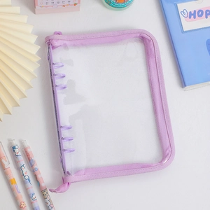 Nahaufnahme der A5 Glitzermappe mit violetter PVC-Struktur und 6-Ring-Metallmechanismus