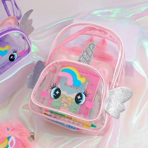 Détail d'un sac à dos licorne transparent avec ailes à paillettes et bordure en cuir rose