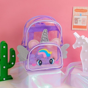 Détail du sac à dos licorne transparent avec bretelles violettes et ailes argentées
