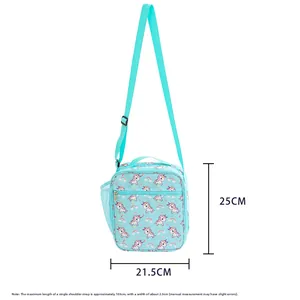 Verticale eenhoorn lunchtas met afmetingen van 25 cm hoogte en 21,5 cm breedte en blauwe riem