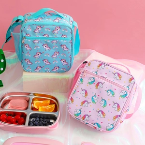 Detail van geïsoleerde eenhoorn lunchtas met riem en rvs lunchtrommel met 4 vakken