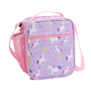 Detail van paarse eenhoorn lunchtas met roze zijvak van gaas en verstelbare schouderriem